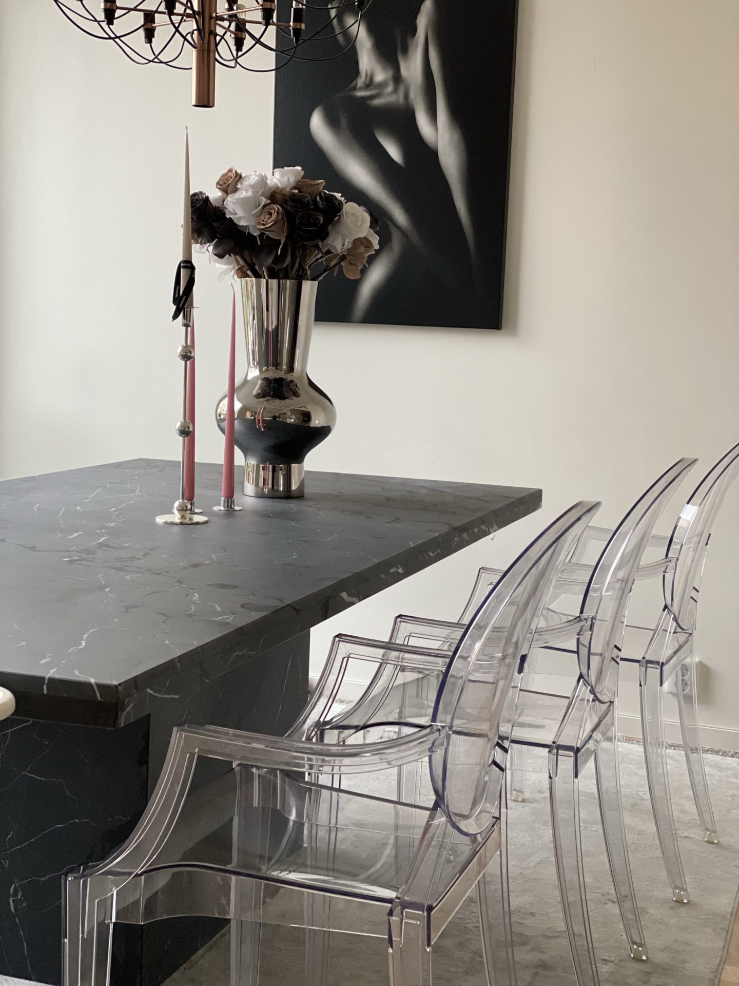 Stort grått matbord i marmor ​