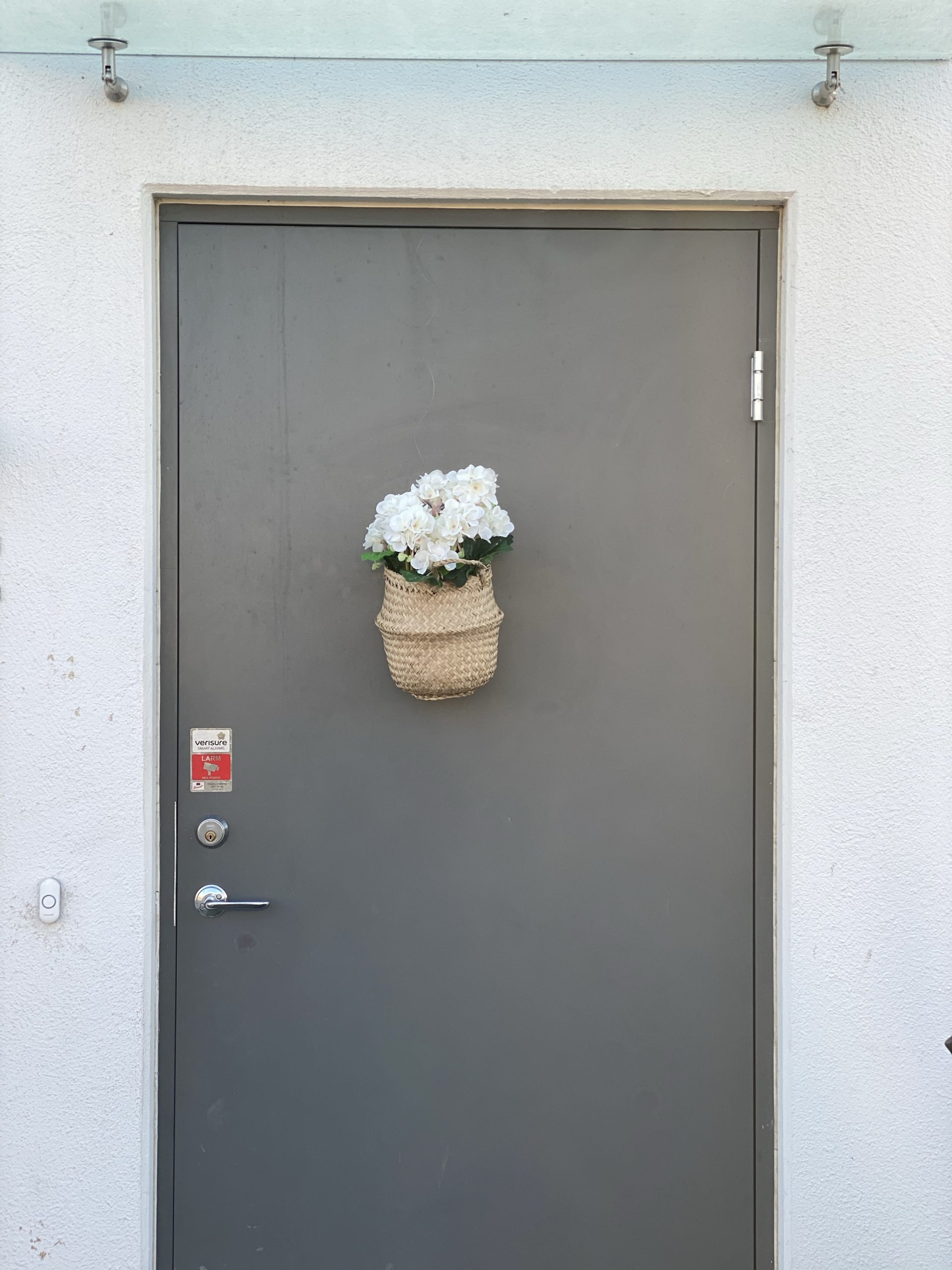 Dekorera ytterdörren - korg med blommor