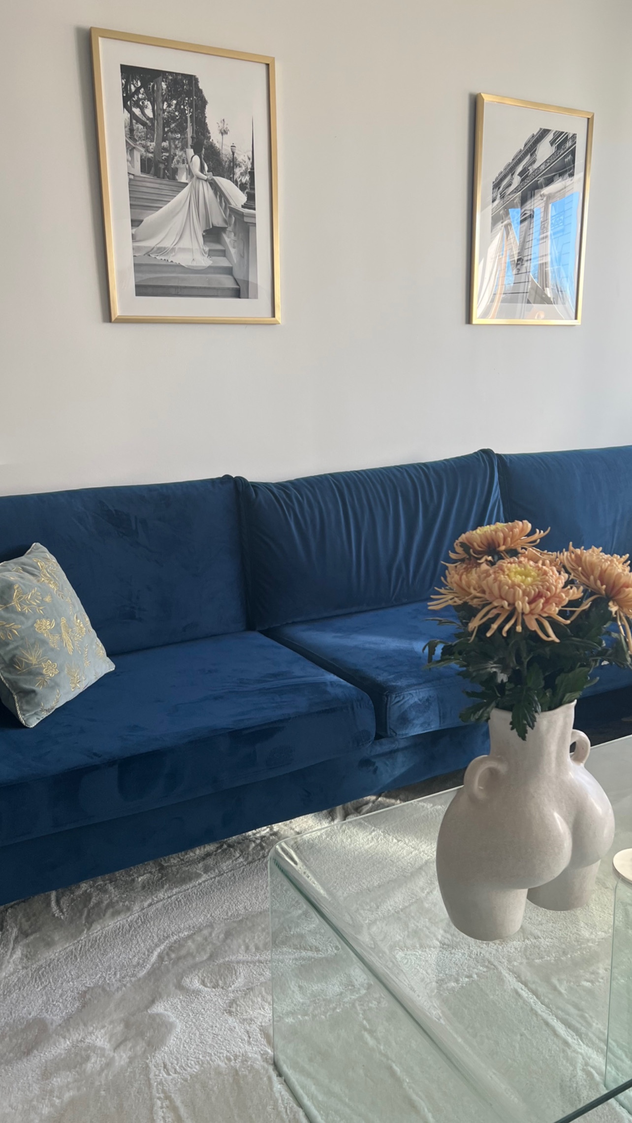 Sammetsblå soffa